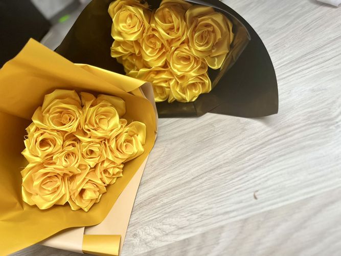 Букет желтые розы из атласной ленты