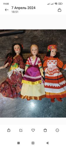 Куклы фарфоровые в народных костюмах 