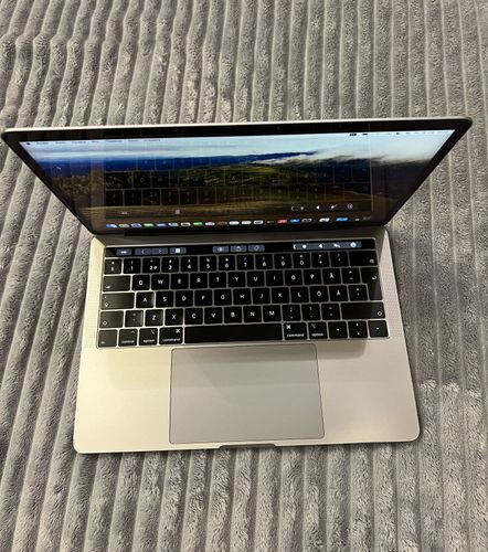 Macbook Pro 2018 i5/8/256 Touch bar