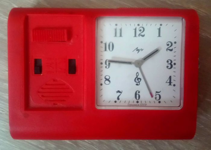 Часы будильник СССР Луч работают 