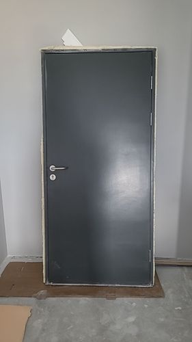 Дверь входная от застройщика