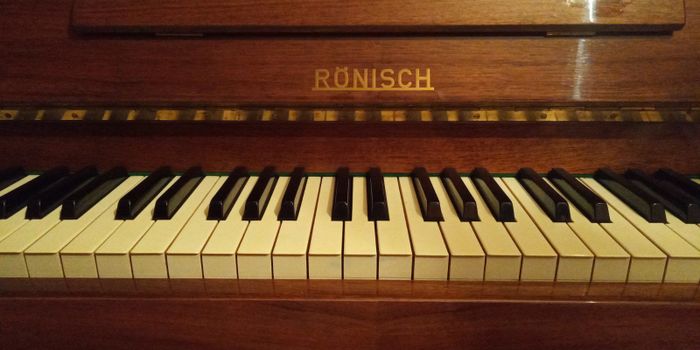 Продаю немецкое небольшое  пианино Рёниш коричнево