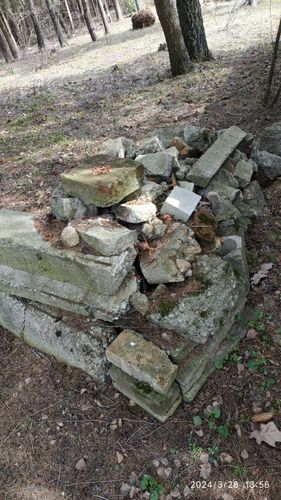 Куски бетонных столбов и камни