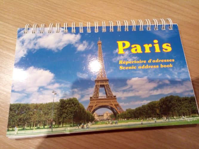 Телефонная книга с видами Парижа