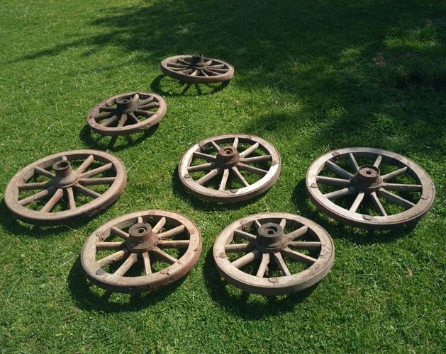 Старинные колеса от телеги 