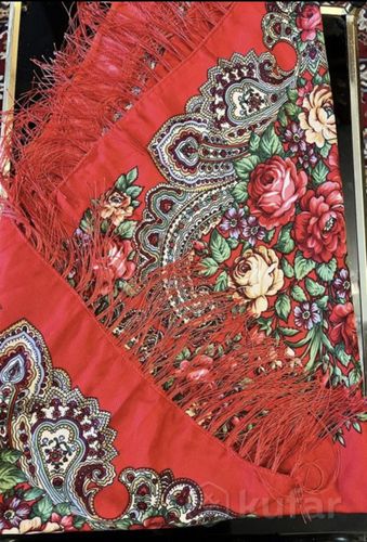 Красный платок с цветами 