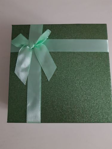 Новая коробочка для подарка , плотный картон, разм