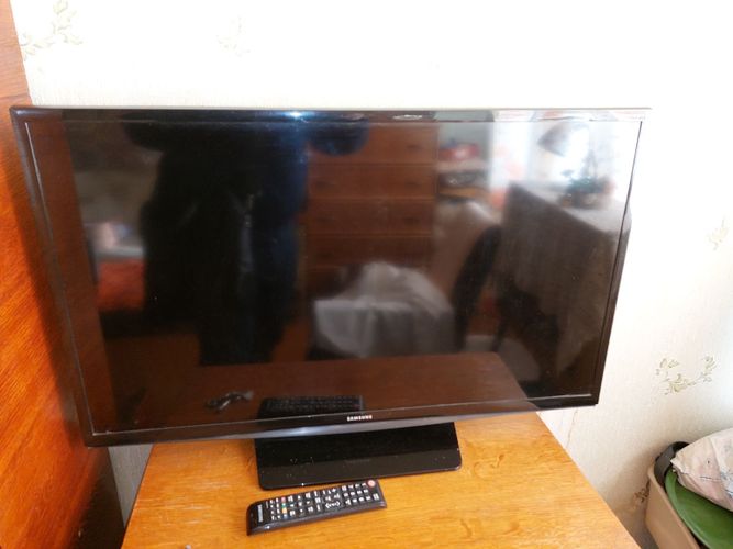 Продам телевизор Samsung 32 дюйма срочно
