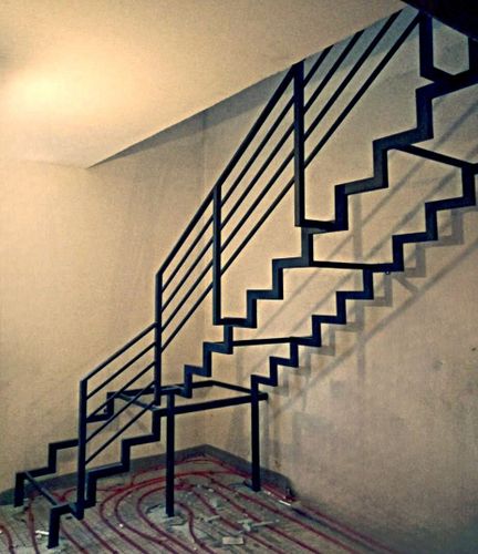 Металлическая лестница в дом