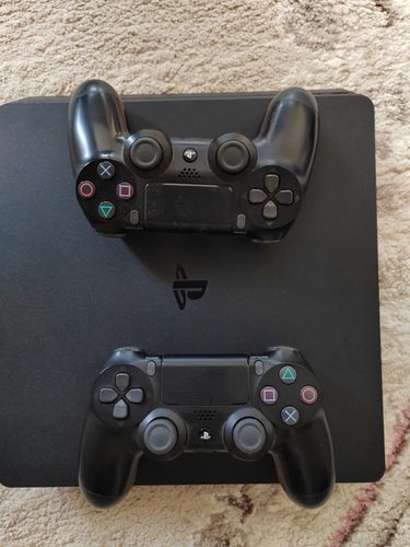 PlayStation 4 slim с двумя джойстиками 