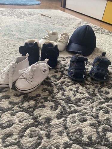 Обувь и кепка для малышей 