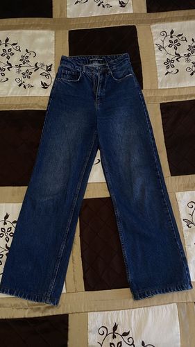 Темно-синие джинсы