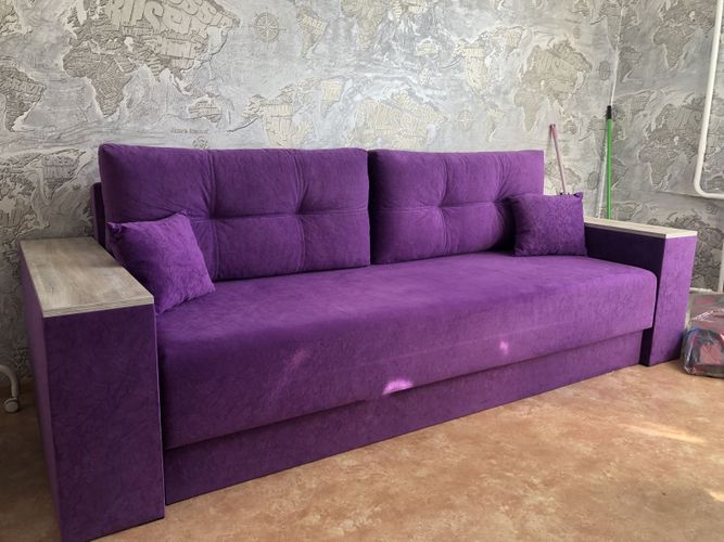 Красивый фиолетовый диван