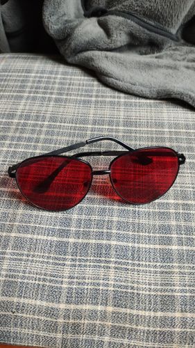 Солнцезащитные очки с красными линзами 