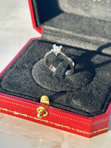 Кольцо из белого золота с бриллиантом 