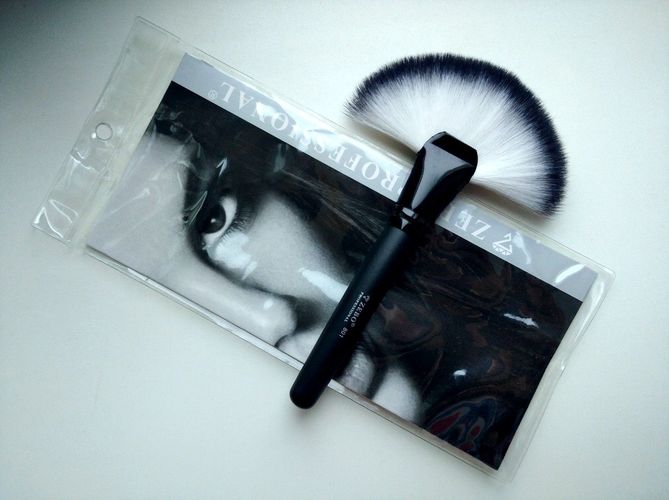 ZEBO (Корея) Веерная кисть для макияжа 