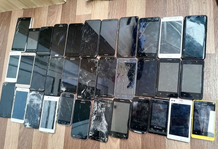 Есть многое количество телефонов, 