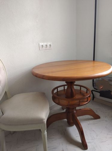 Круглый деревянный стол 