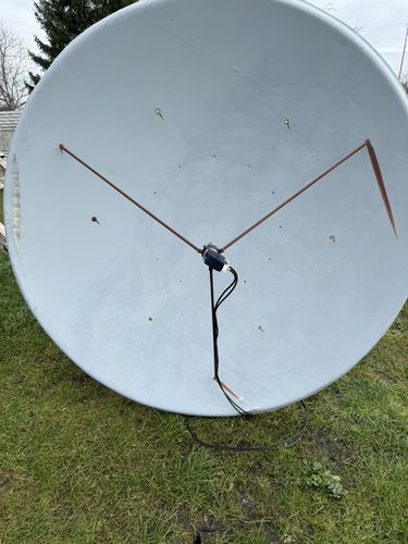 Большая спутниковая антенна тарелка на полярном по