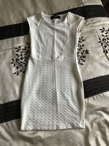 Платье белое Reserved по фигуре