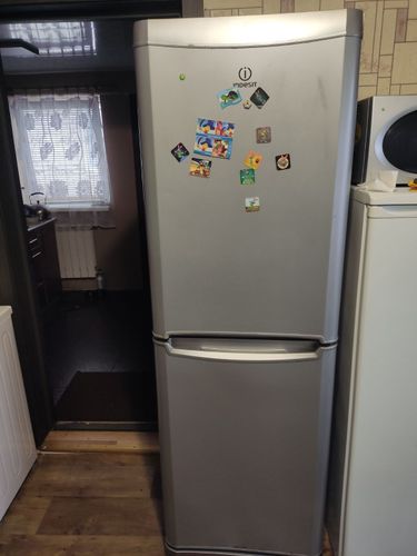 Холодильник-марозильник индэзит