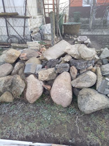 Камни и куски бетона
