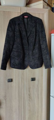 Женский костюм ( пиджак с юбкой) 