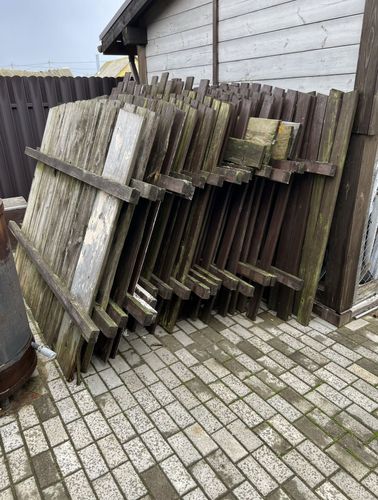 Забор из деревянного штакета