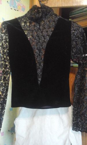 Блузка новая размер 40-42 из черного бархата и гип