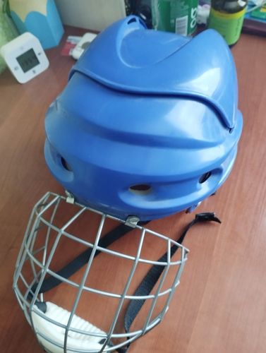 Хоккейный шлем 