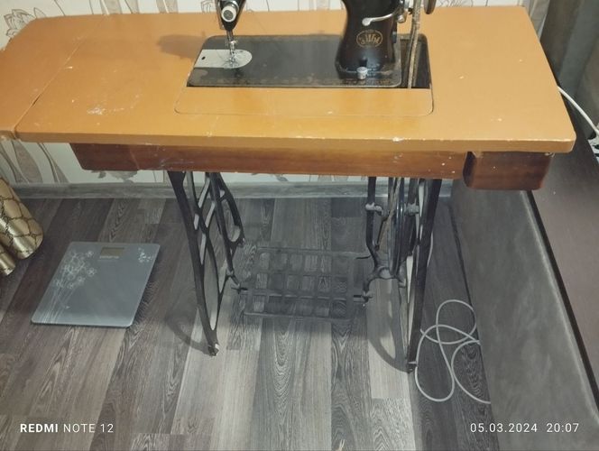 Швейная машинка +стол 