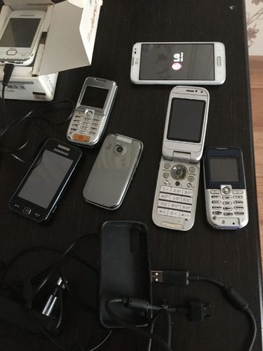 Телефоны старые  разные есть и рабочие