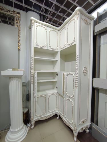 Шкаф угловой с резными элементами в стиле барокко.