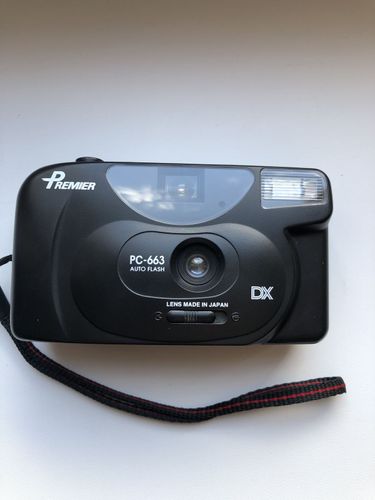 Пленочный фотоаппарат с футляром, в идеале