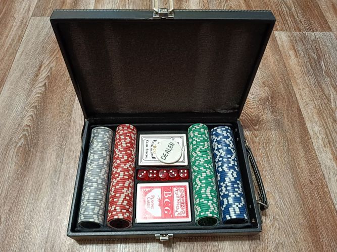 Покерный набор 200 фишек по 12 гр в чемодане