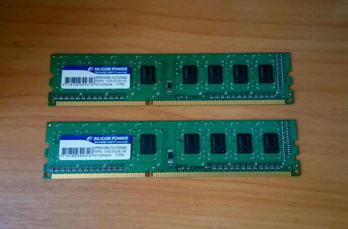 Память DDR3 1333MHz: 4GB (2GB, 1GB + 1GB)
