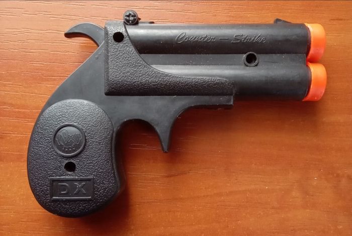Детский игрушечный пистолет (пластик).