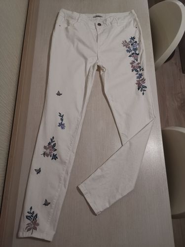 Белые джинсы с вышивкой. Р. 48.