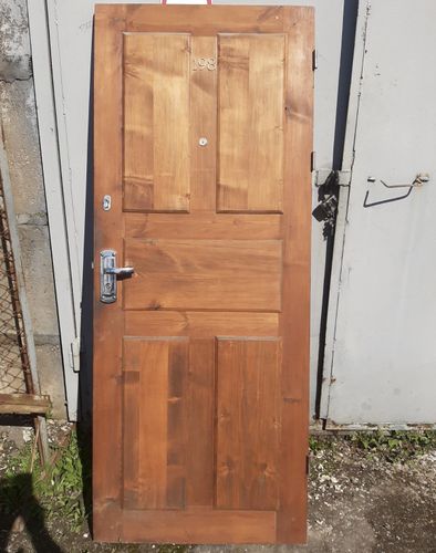 Дверь входная деревянная 