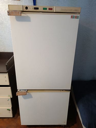 Продам старенький холодильник