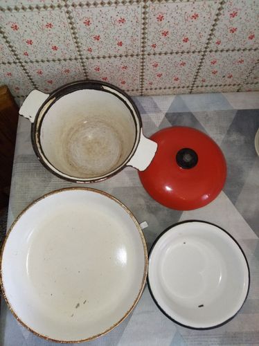 Чугунная кастрюля, сковорода и миска
