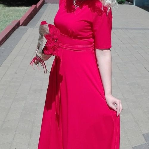 Шикарное красное платье 
