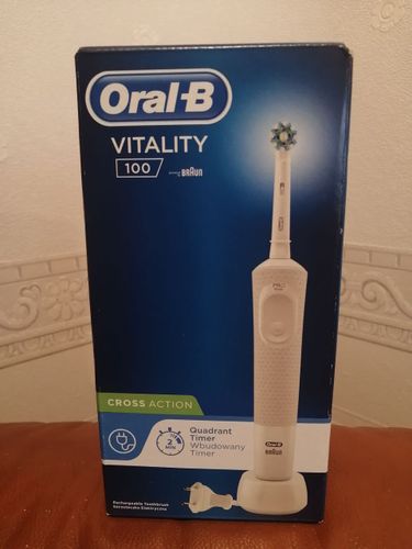 Электрическая зубная щетка Oral-B Vitality 100 Cro