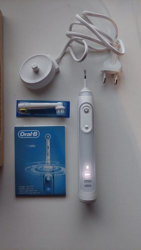 Электрическая зубная щетка Oral B Smart Sensitive