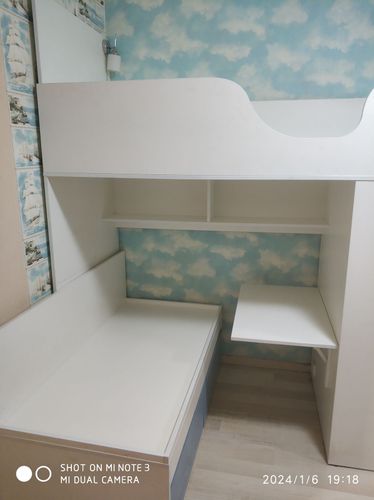 Детская кровать со шкафом и столиком