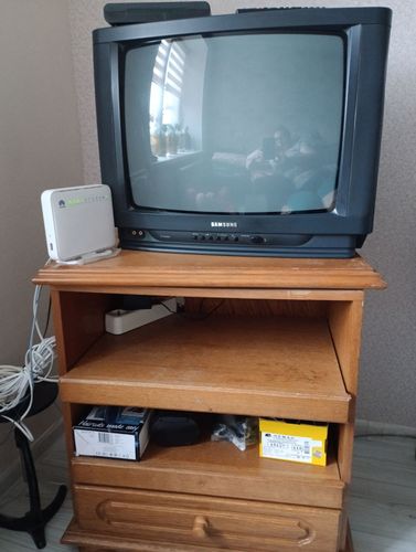 Тумба под телевизор и телевизор 