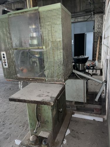 Автомат по заделке отверстий от сучьев 