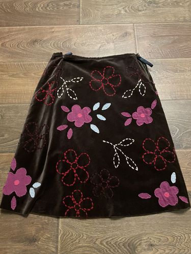милейшая юбка с вышитыми цветочками 