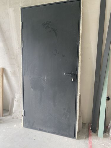 Дверь входная от застройщика 
