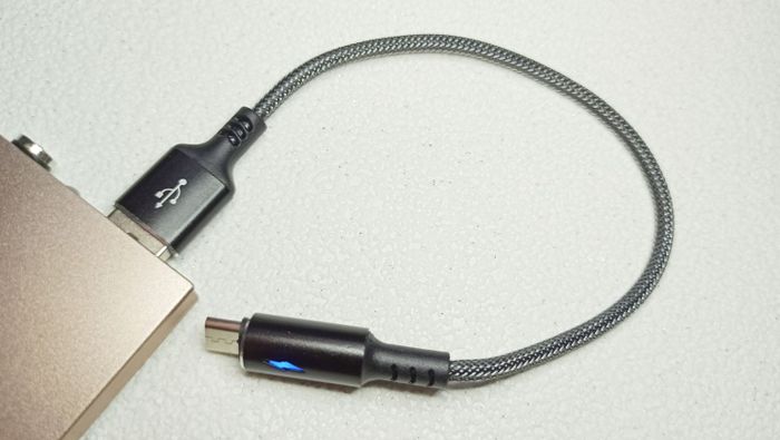 Короткий кабель USB-MicroUSB. Быстрая зарядка